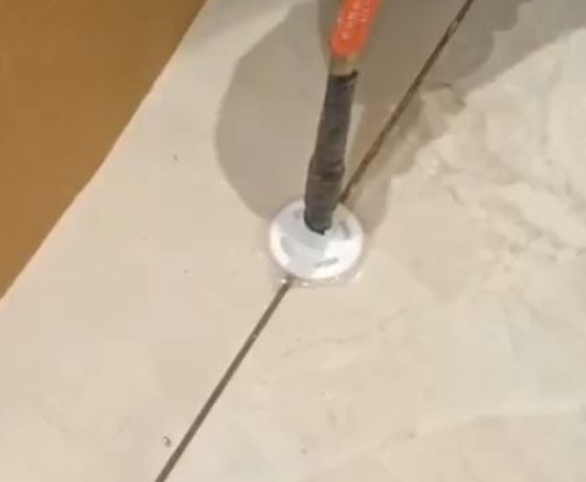 舟山市瓷砖空鼓维修公司专业解答瓷砖在铺贴过程中，如果没有涂抹均匀到位的粘结材料（如水泥砂浆或瓷砖胶），可能会导致以下问题